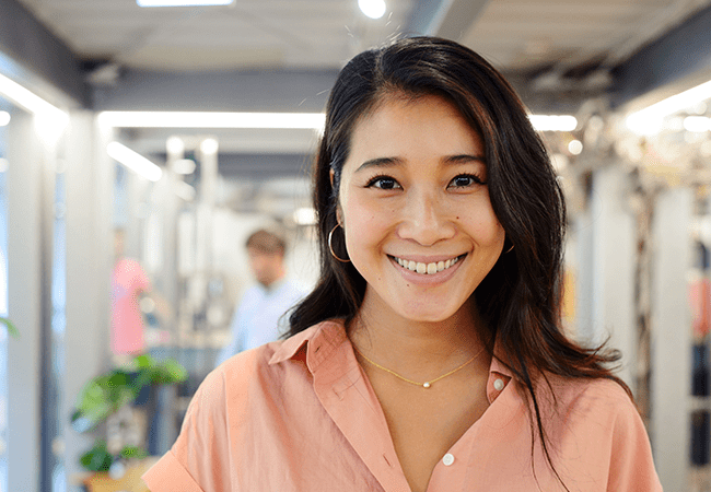 Primer plano de mujer sonriendo en el trabajo